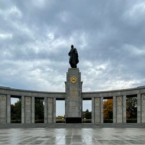 Sowjetisches Ehrenmal mit Soldatenfigur